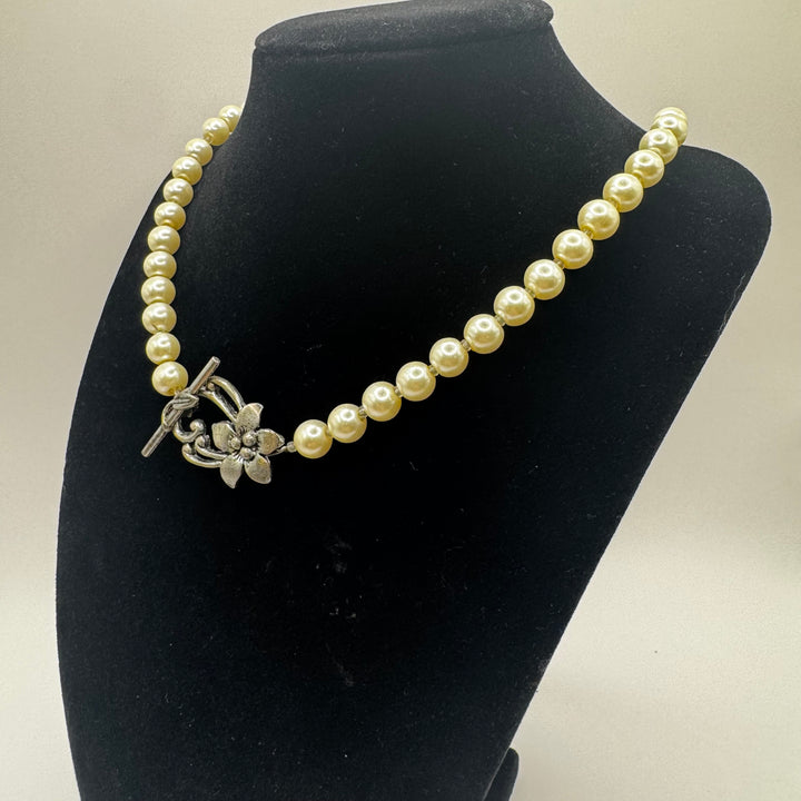 Elegant retro pärlhalsband med blomlås