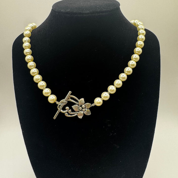 Elegant retro pärlhalsband med blomlås