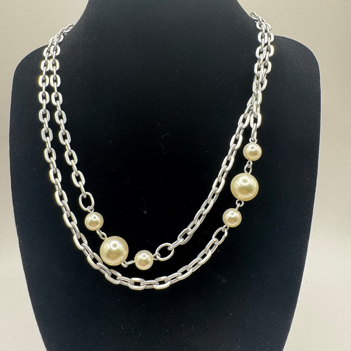 Elegant klassiskt silverhalsband med konstpärlor