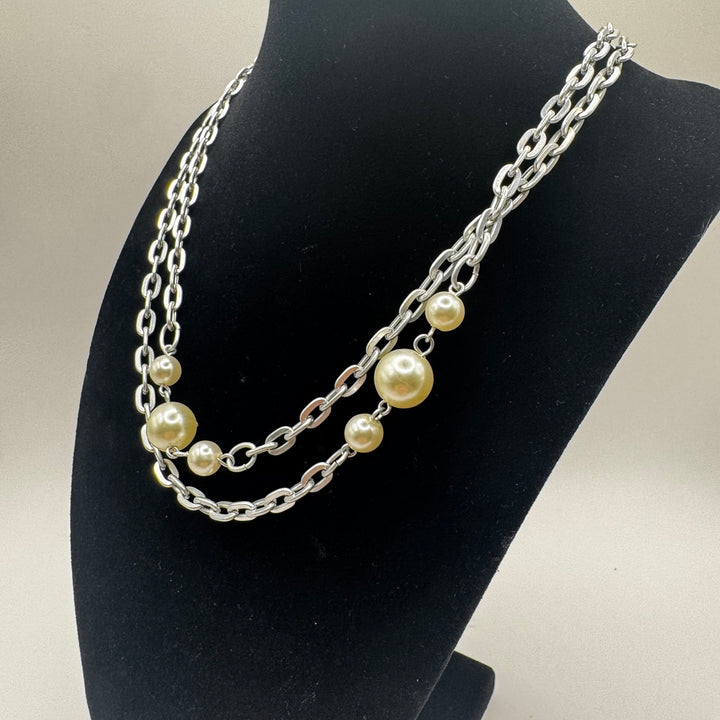 Elegant klassiskt silverhalsband med konstpärlor