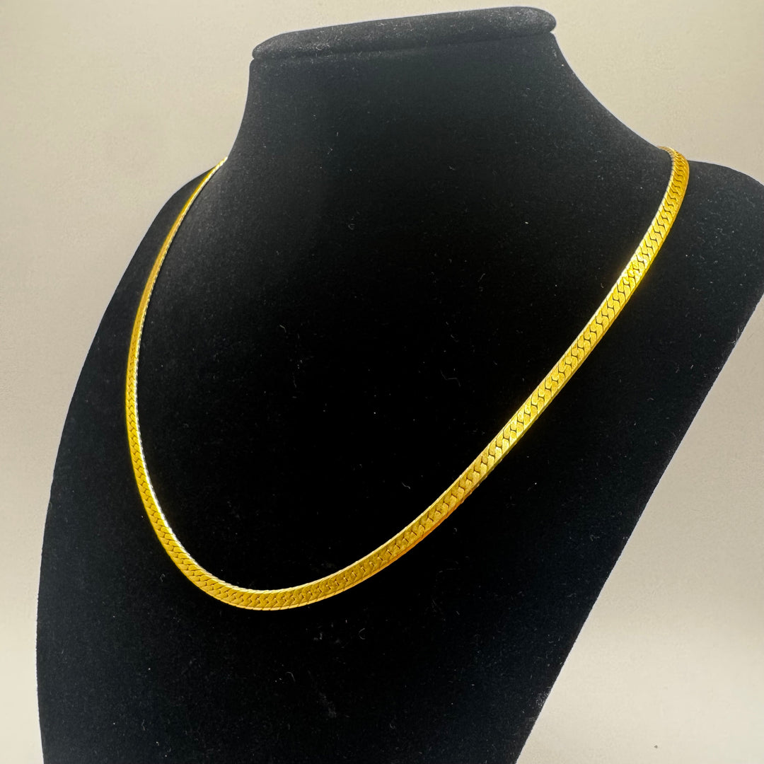 Elegant och tidlös halsband i guld