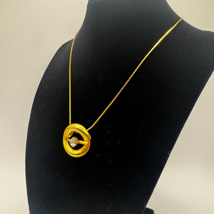 Elegant guldhalsband med kristallberlock