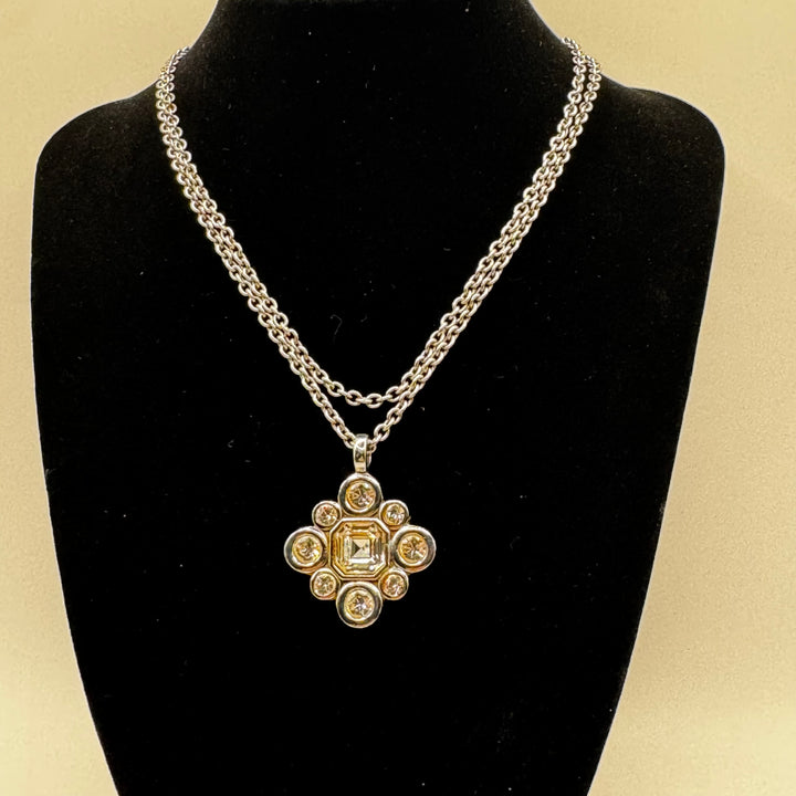 Elegant halsband med blomberlock och kristaller