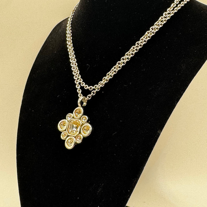 Elegant halsband med blomberlock och kristaller