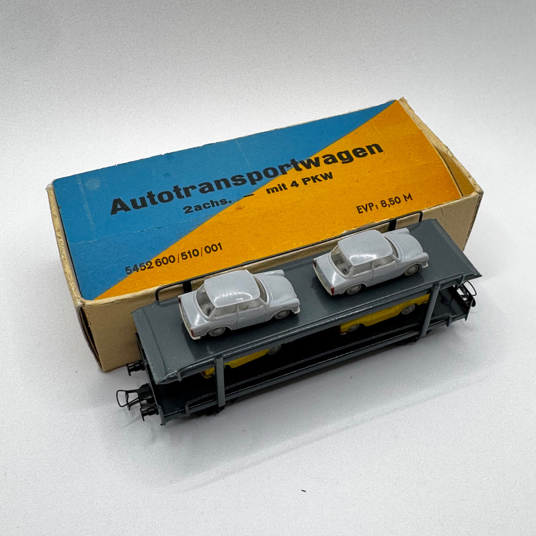 Retro autotransportvagn med modellbilar i metall