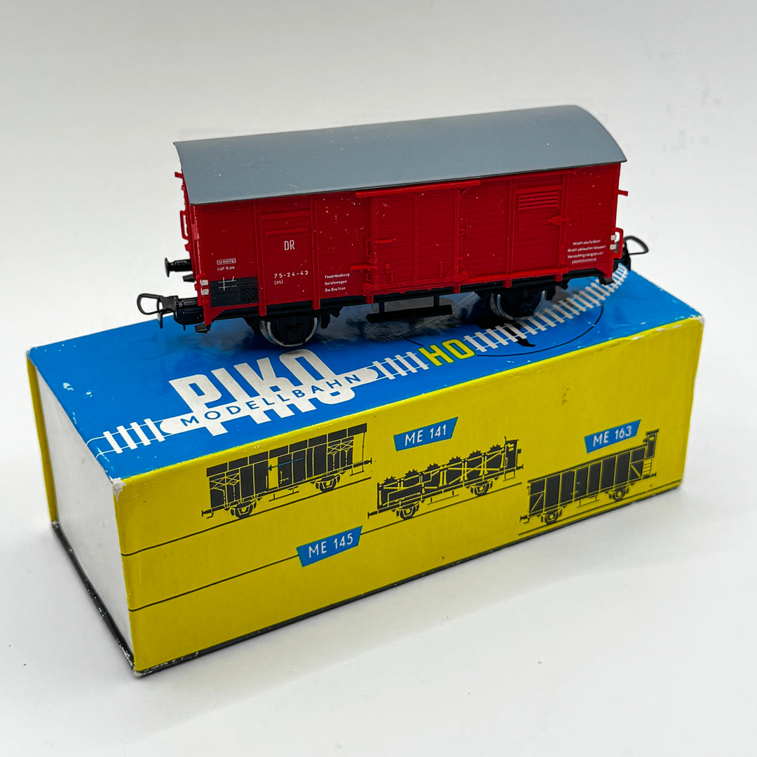 PIKO retro röd modelljärnvägsvagn samlarobjekt