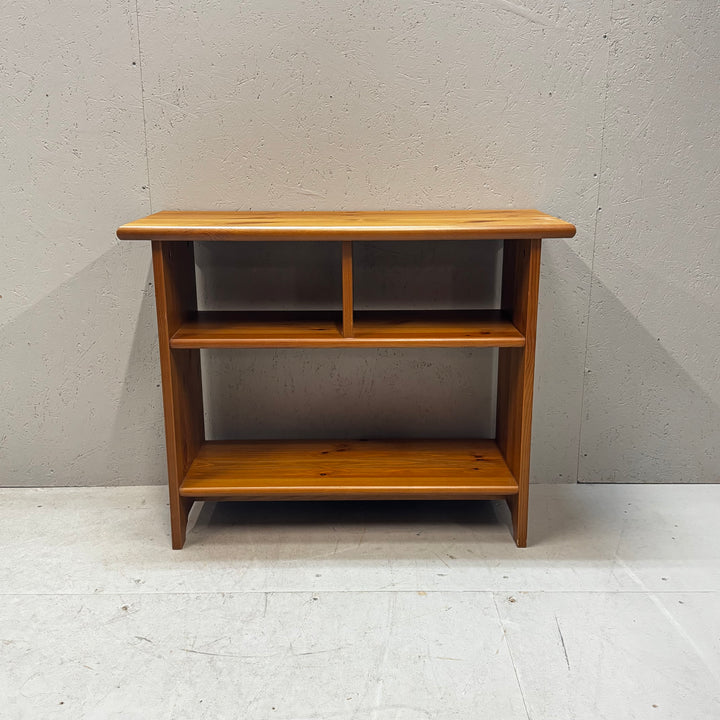Elegant skandinavisk trähylla i modern stil