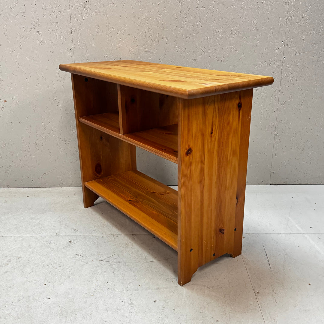 Elegant skandinavisk trähylla i modern stil