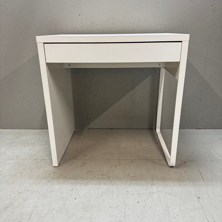 Elegant vitt skrivbord i trä och metall