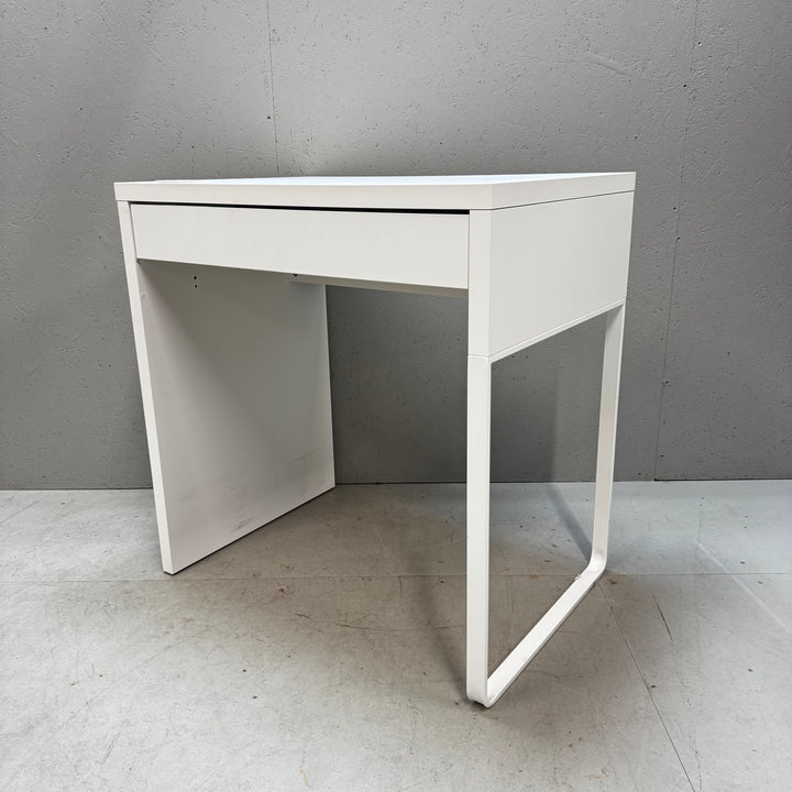 Elegant vitt skrivbord i trä och metall