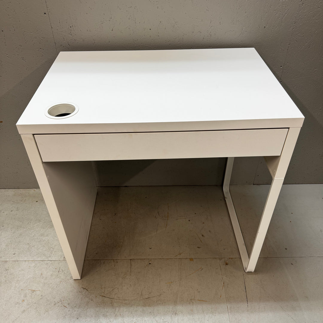 Elegant vitt skrivbord i trä och metall