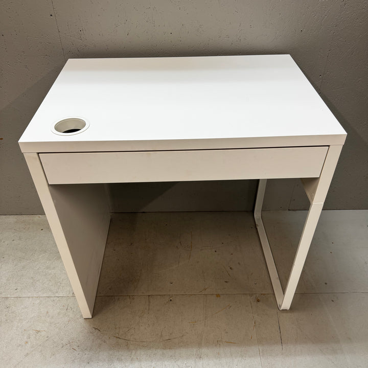 Elegant vitt skrivbord i trä och metall
