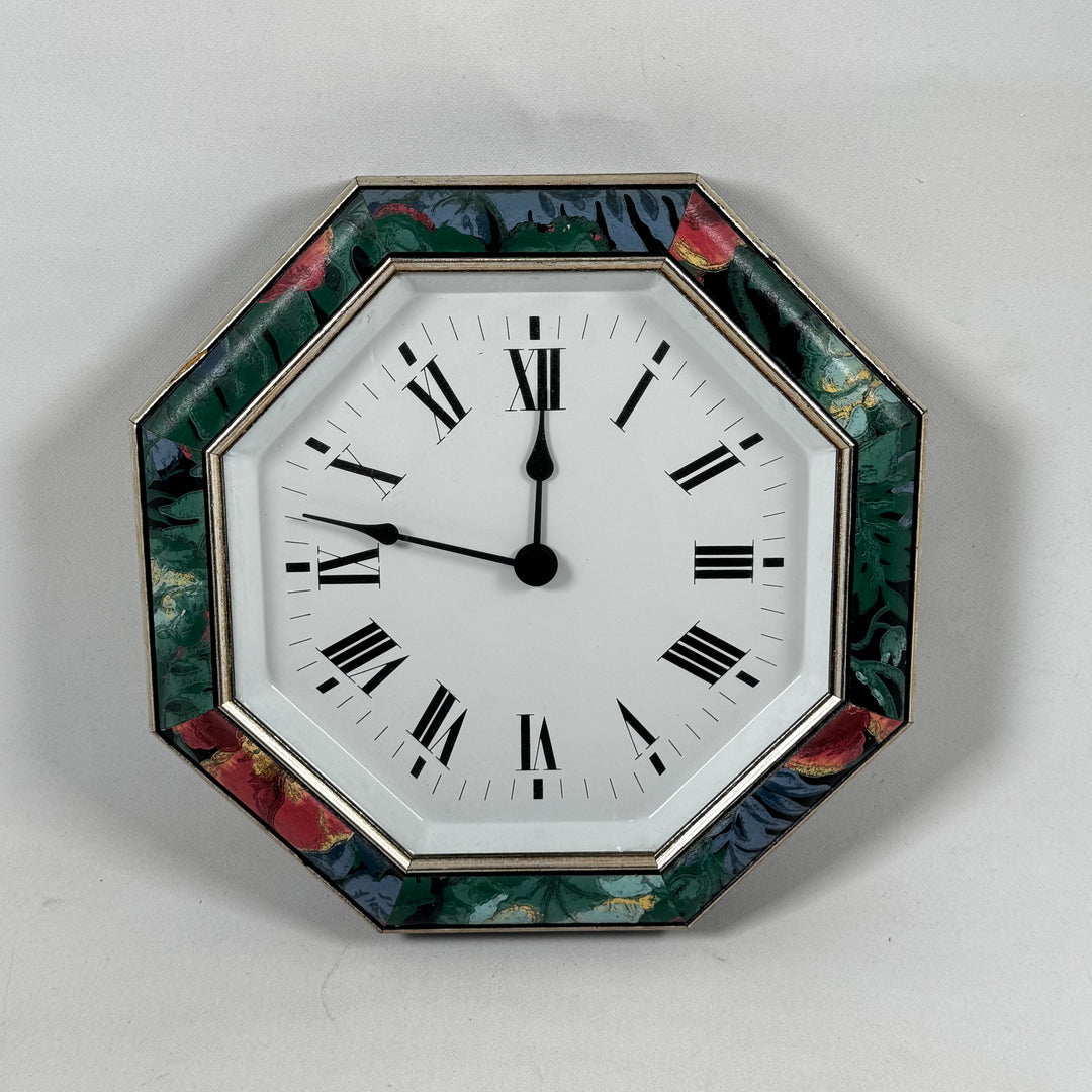 Retro väggklocka med färgglada mosaikdetaljer