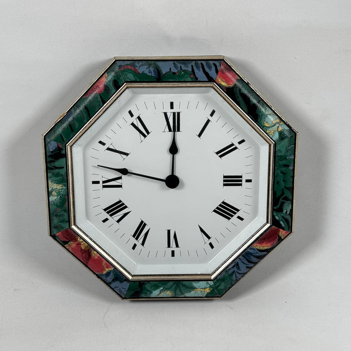 Retro väggklocka med färgglada mosaikdetaljer