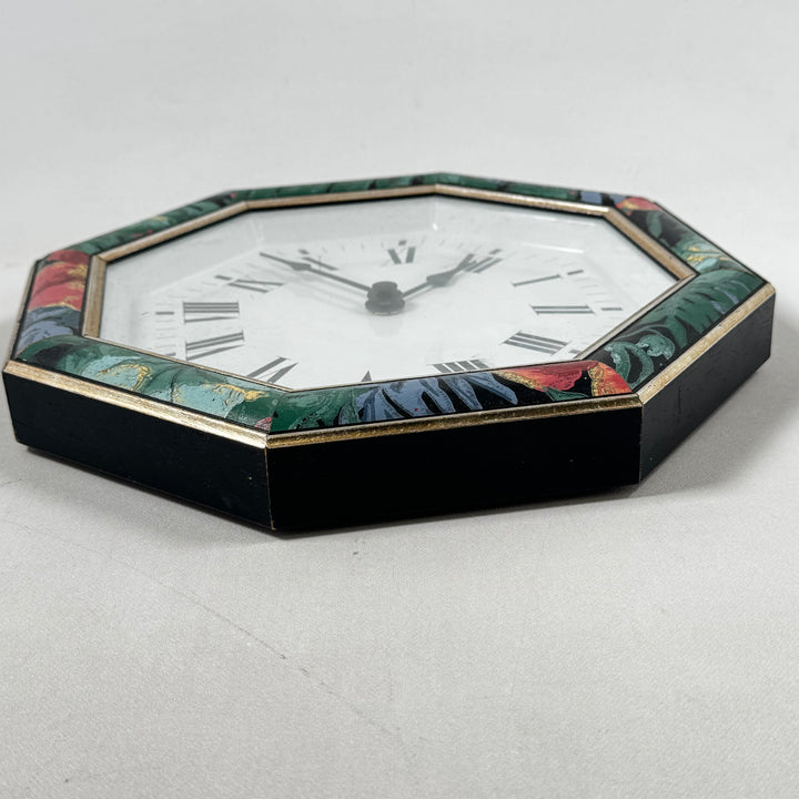 Retro väggklocka med färgglada mosaikdetaljer