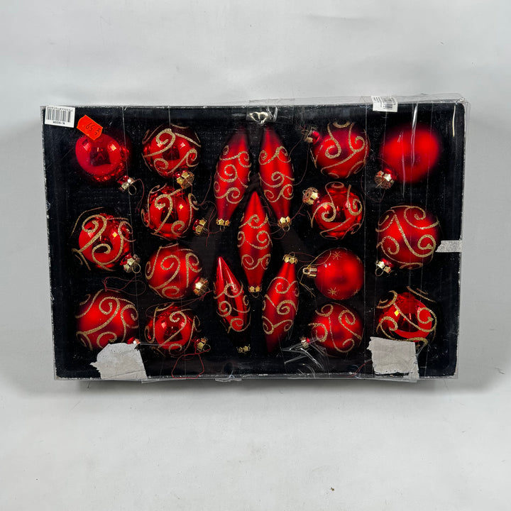 Färgglada julgranskulor med guldspiral design