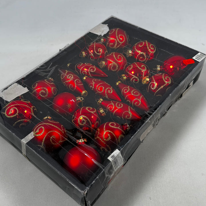 Färgglada julgranskulor med guldspiral design