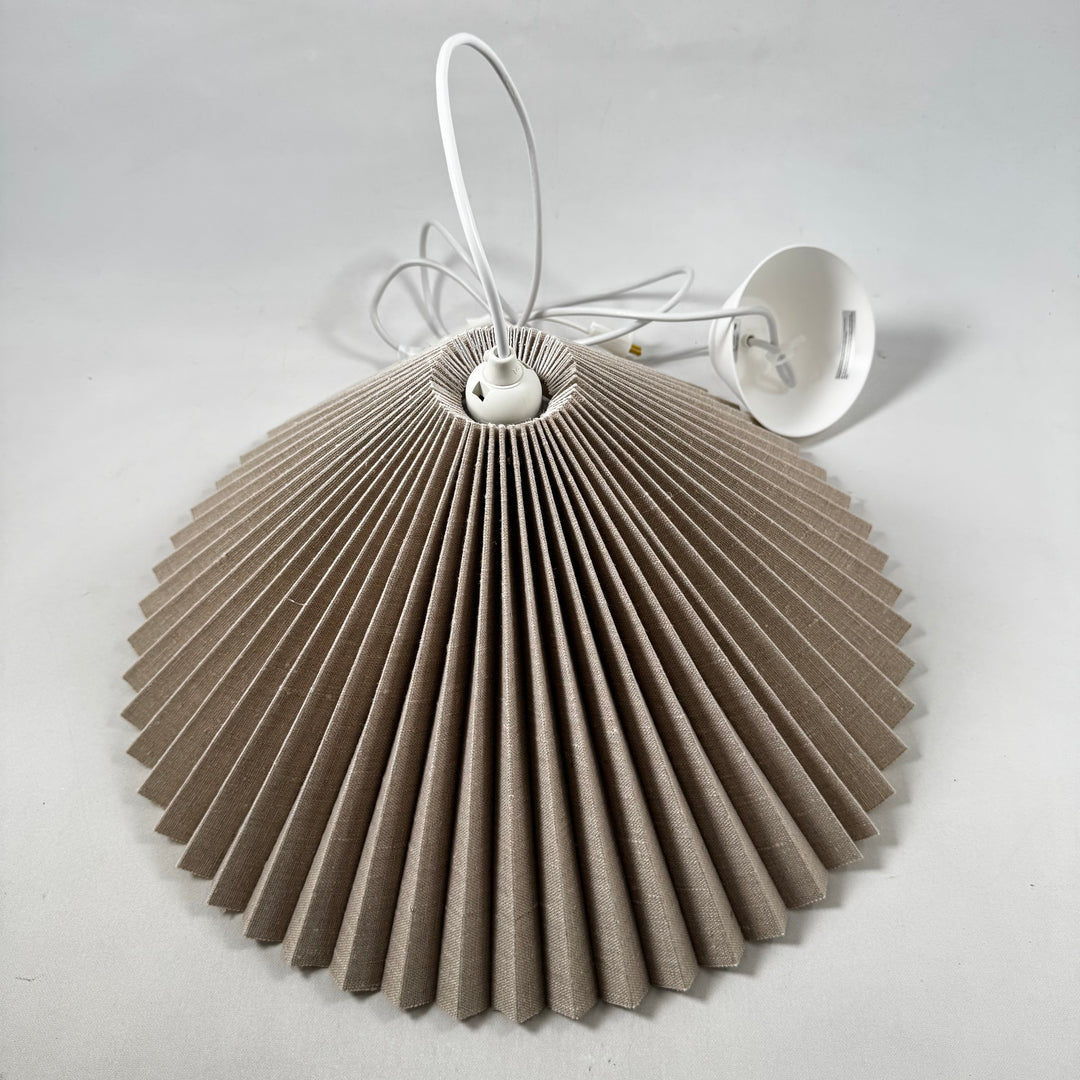 Retro taklampa med veckad design i papper