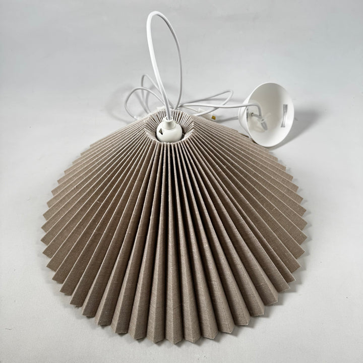 Retro taklampa med veckad design i papper
