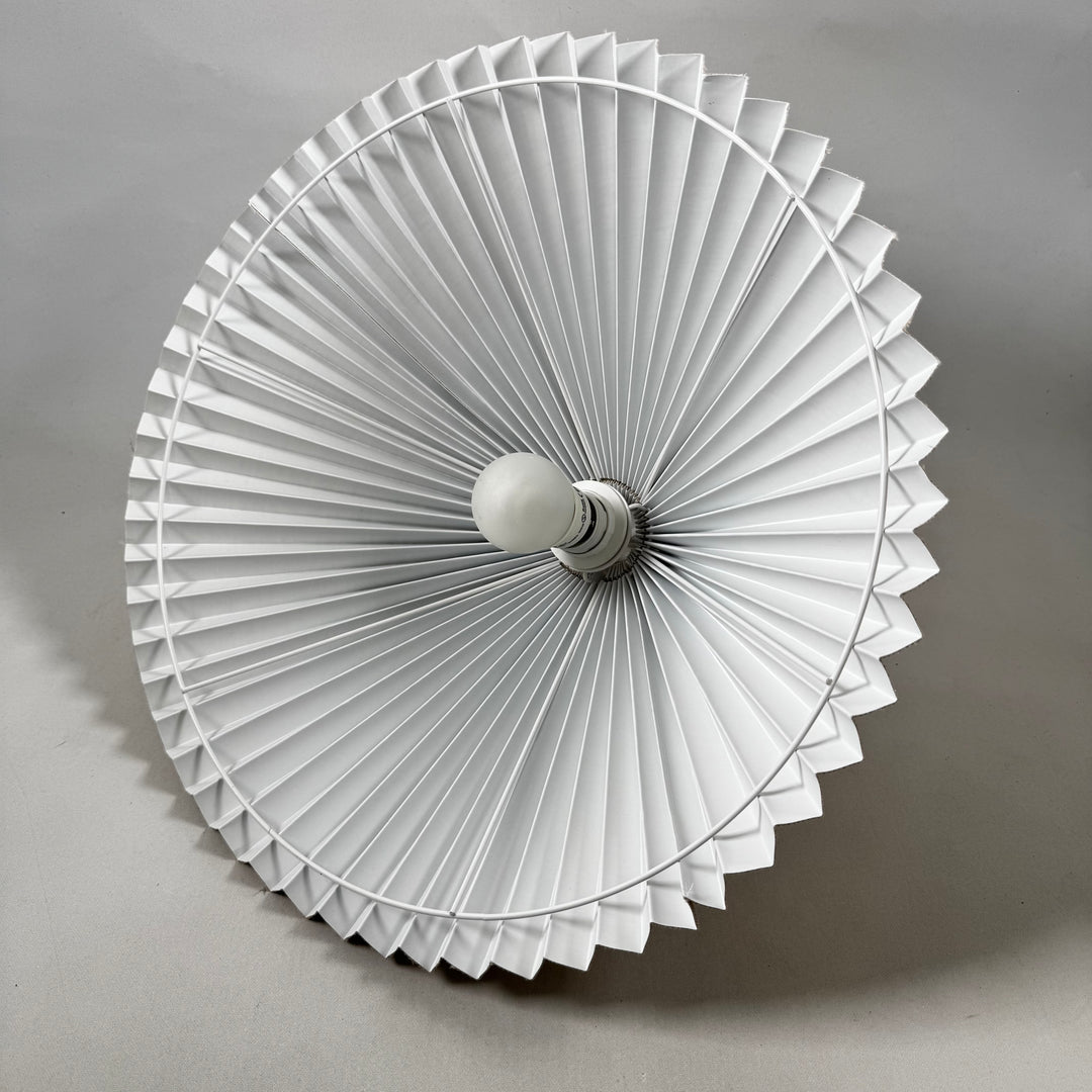 Retro taklampa med veckad design i papper