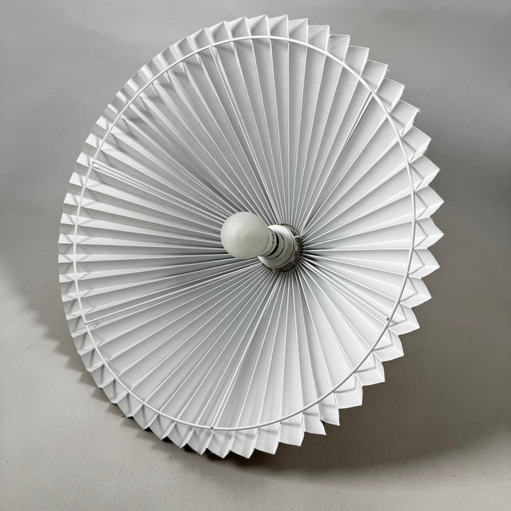 Retro taklampa med veckad design i papper