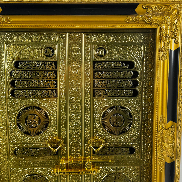 Elegant spegel i guld med detaljrik ram