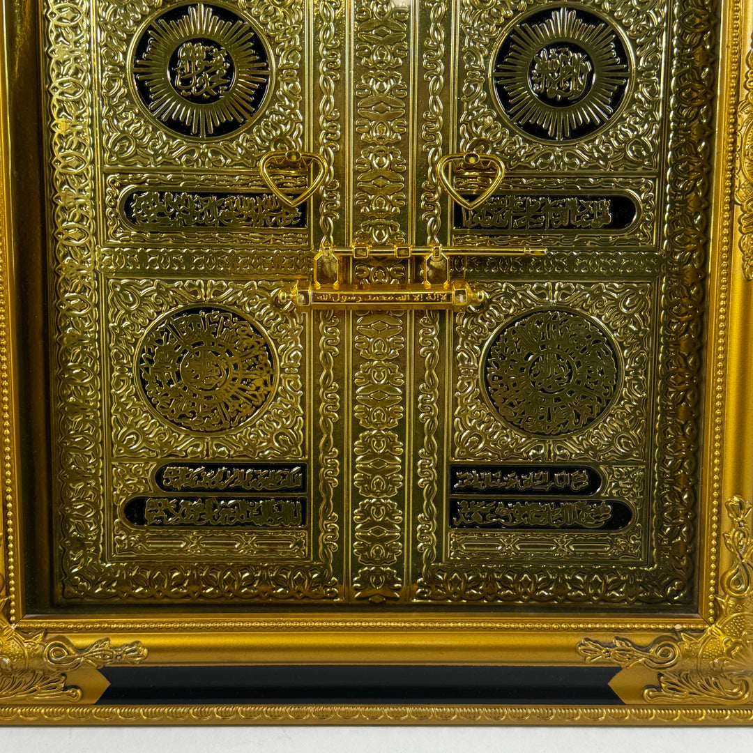 Elegant spegel i guld med detaljrik ram