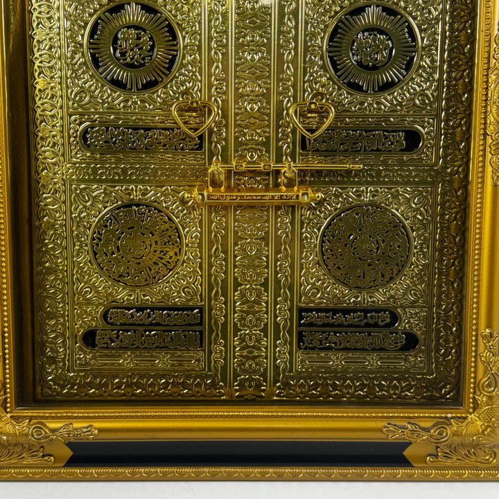 Elegant spegel i guld med detaljrik ram