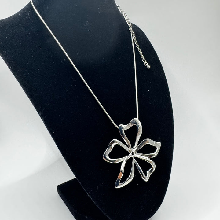 Elegant silverhalskedja med blomberlock