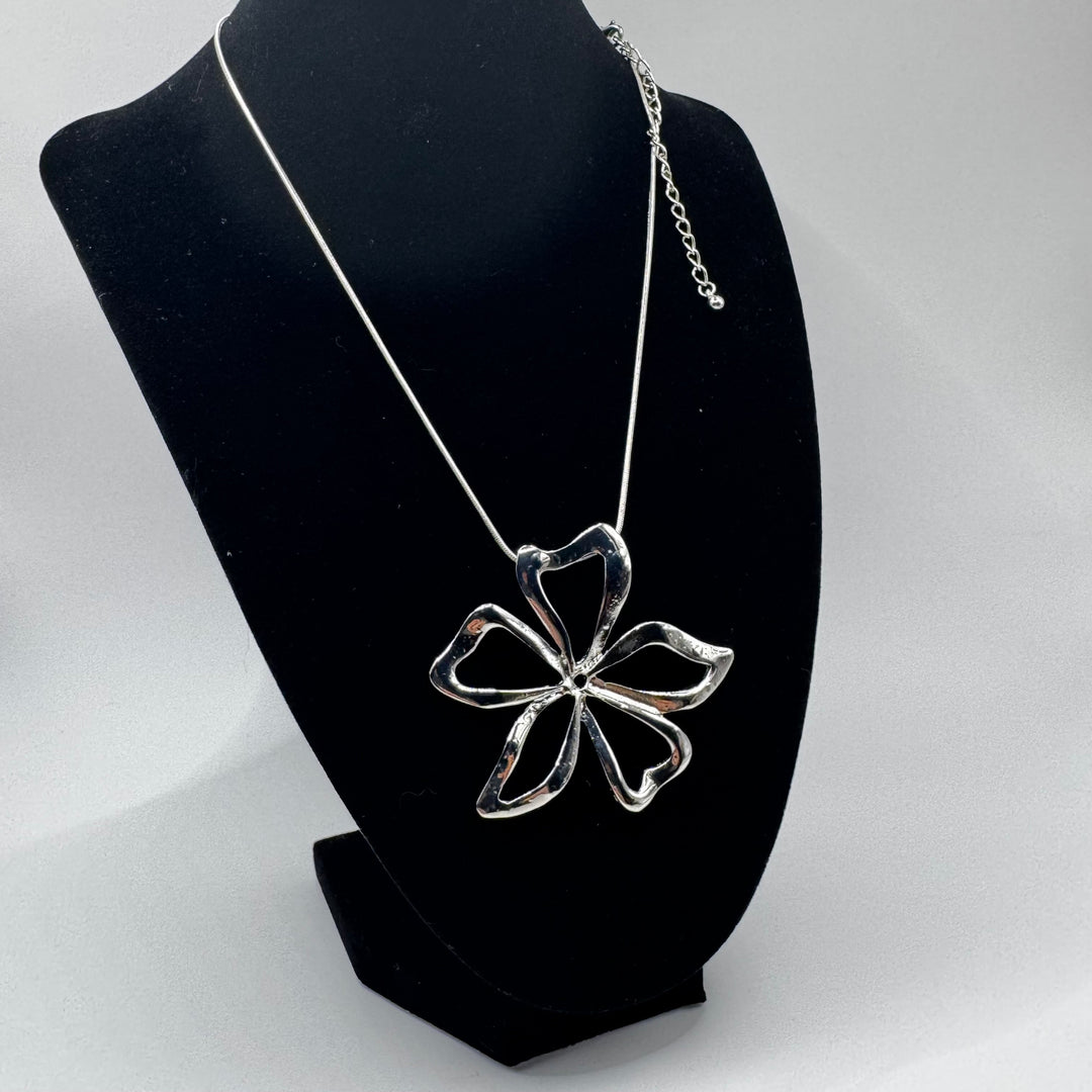 Elegant silverhalskedja med blomberlock
