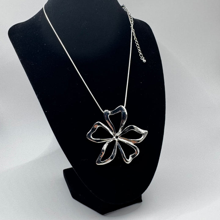 Elegant silverhalskedja med blomberlock