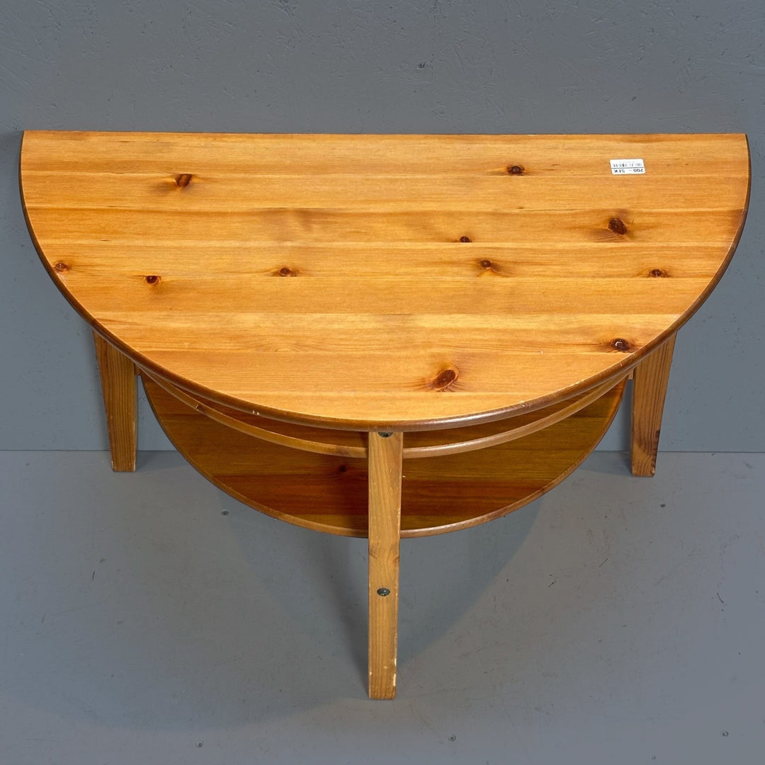 Halvmåneformat retro soffbord i ljust trä