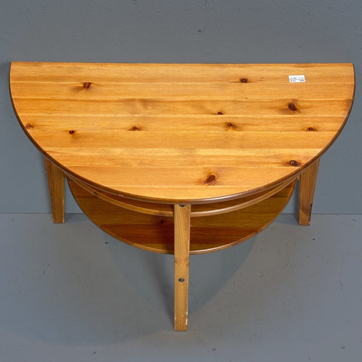Halvmåneformat retro soffbord i ljust trä