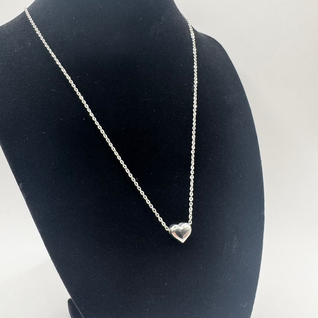 Elegant hjärthalsband i silver med modern design