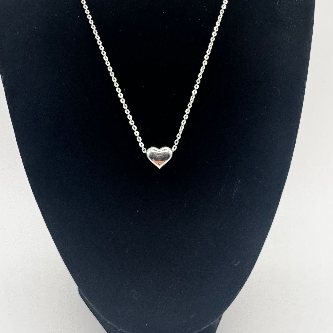 Elegant hjärthalsband i silver med modern design