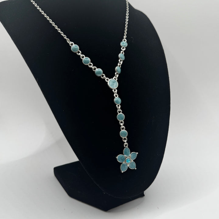 Silverhalsband med turkosa stenar elegant design