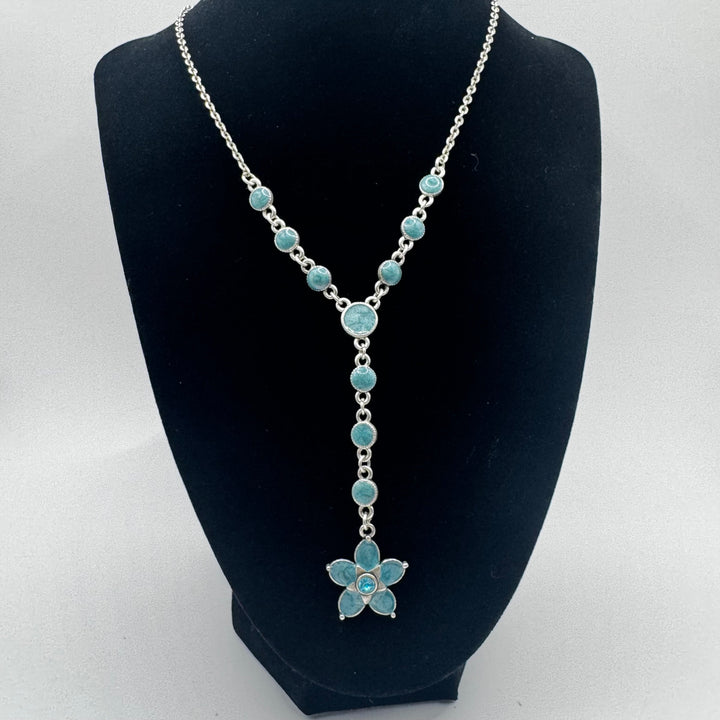 Silverhalsband med turkosa stenar elegant design