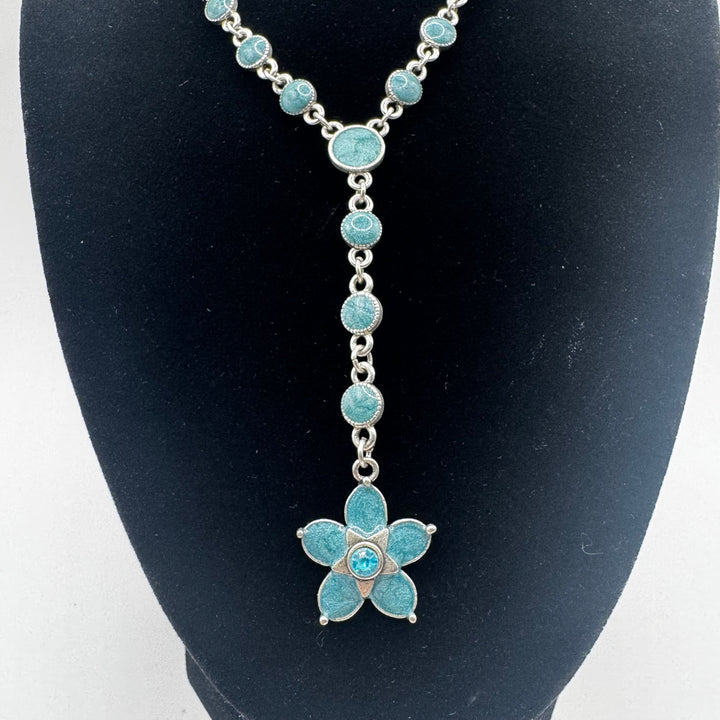 Silverhalsband med turkosa stenar elegant design