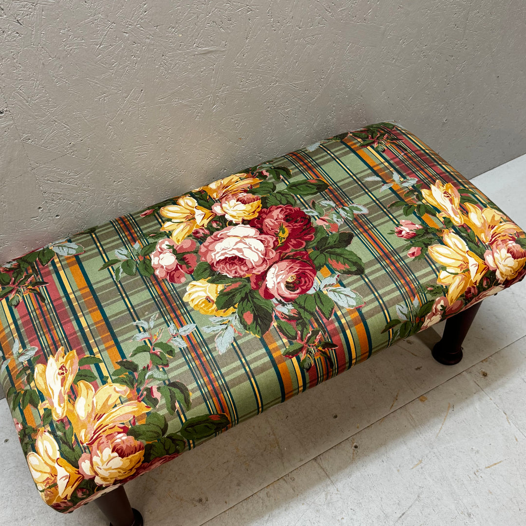Retro bänkpall med blommigt tygmönster