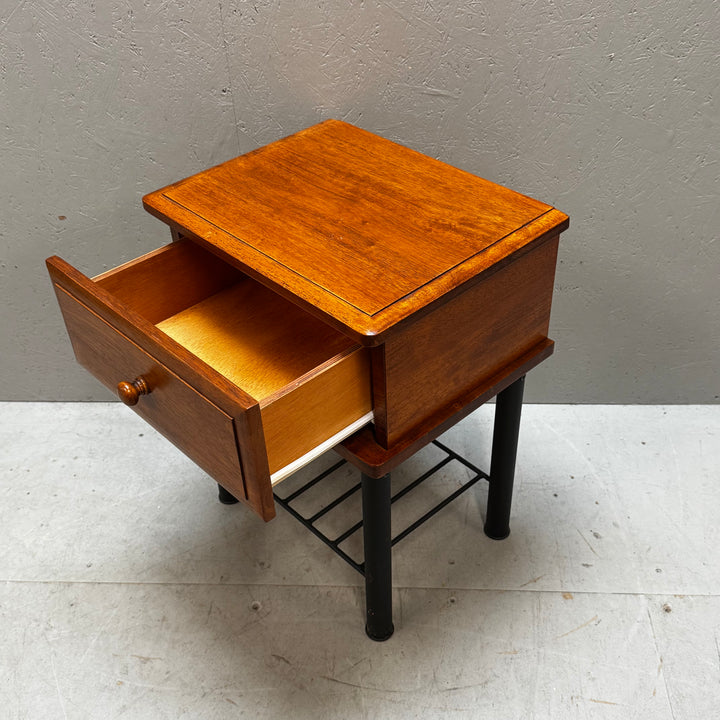 Elegant retro sidobord i trä med låda
