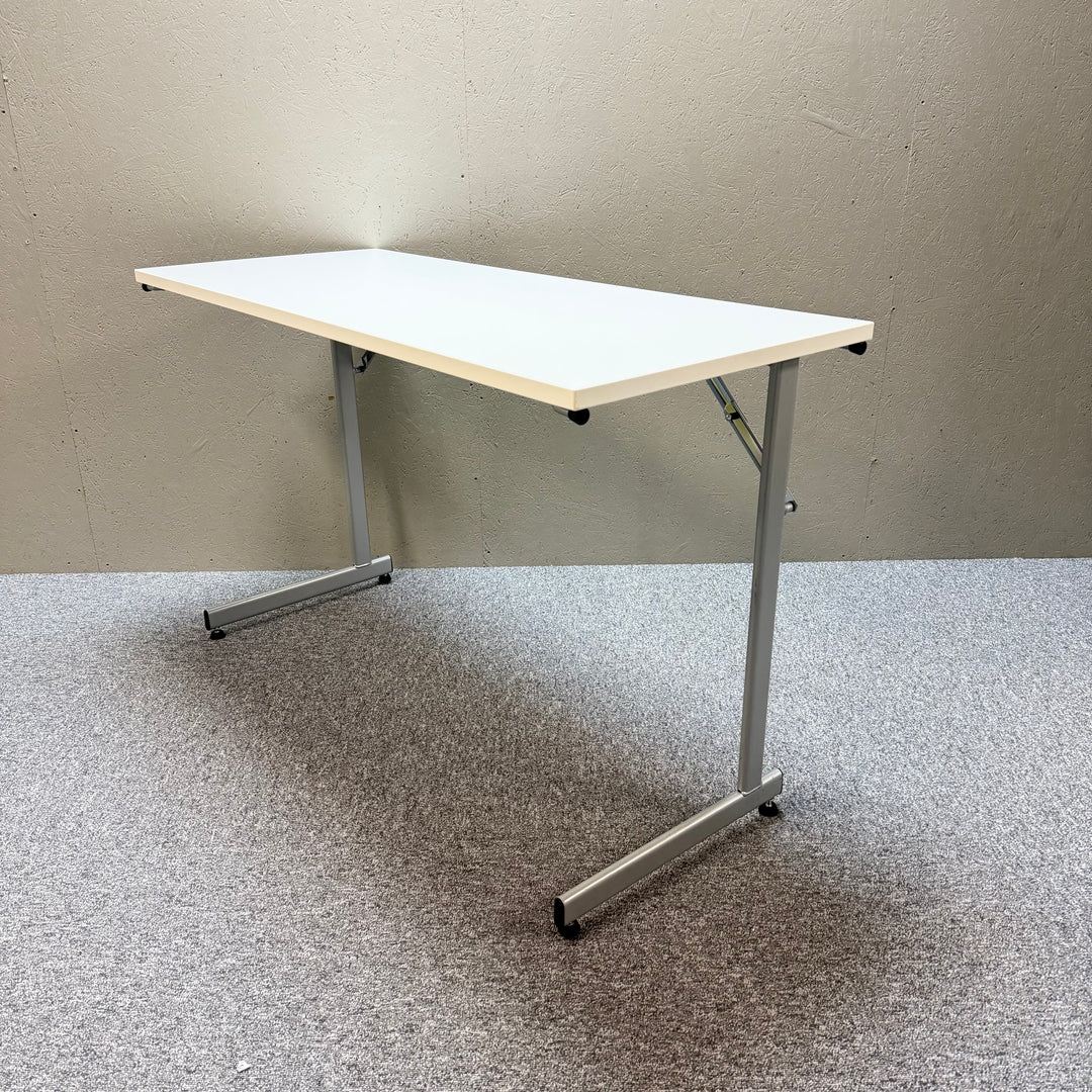 Vitt fällbart skrivbord på hjul modern