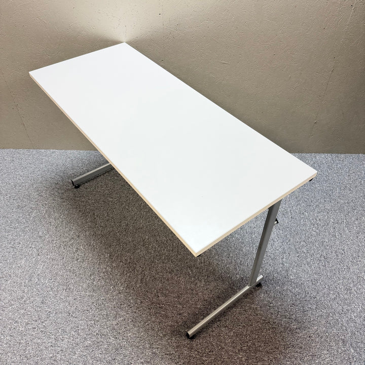 Vitt fällbart skrivbord på hjul modern