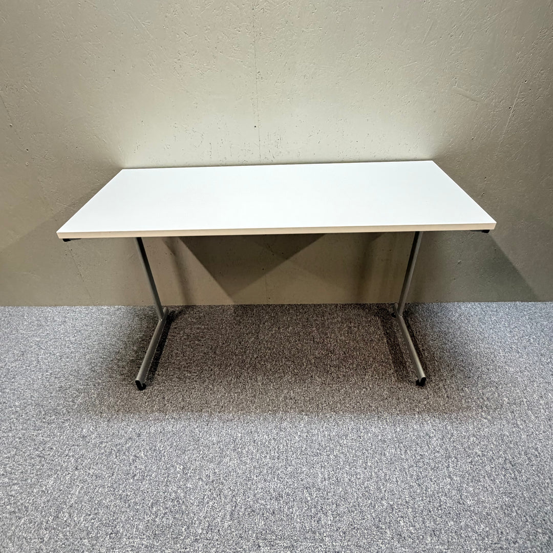 Vitt fällbart skrivbord på hjul modern