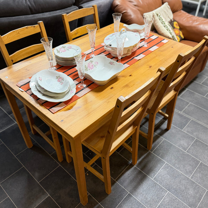 Klassisk matgrupp i massiv furu fyra stolar