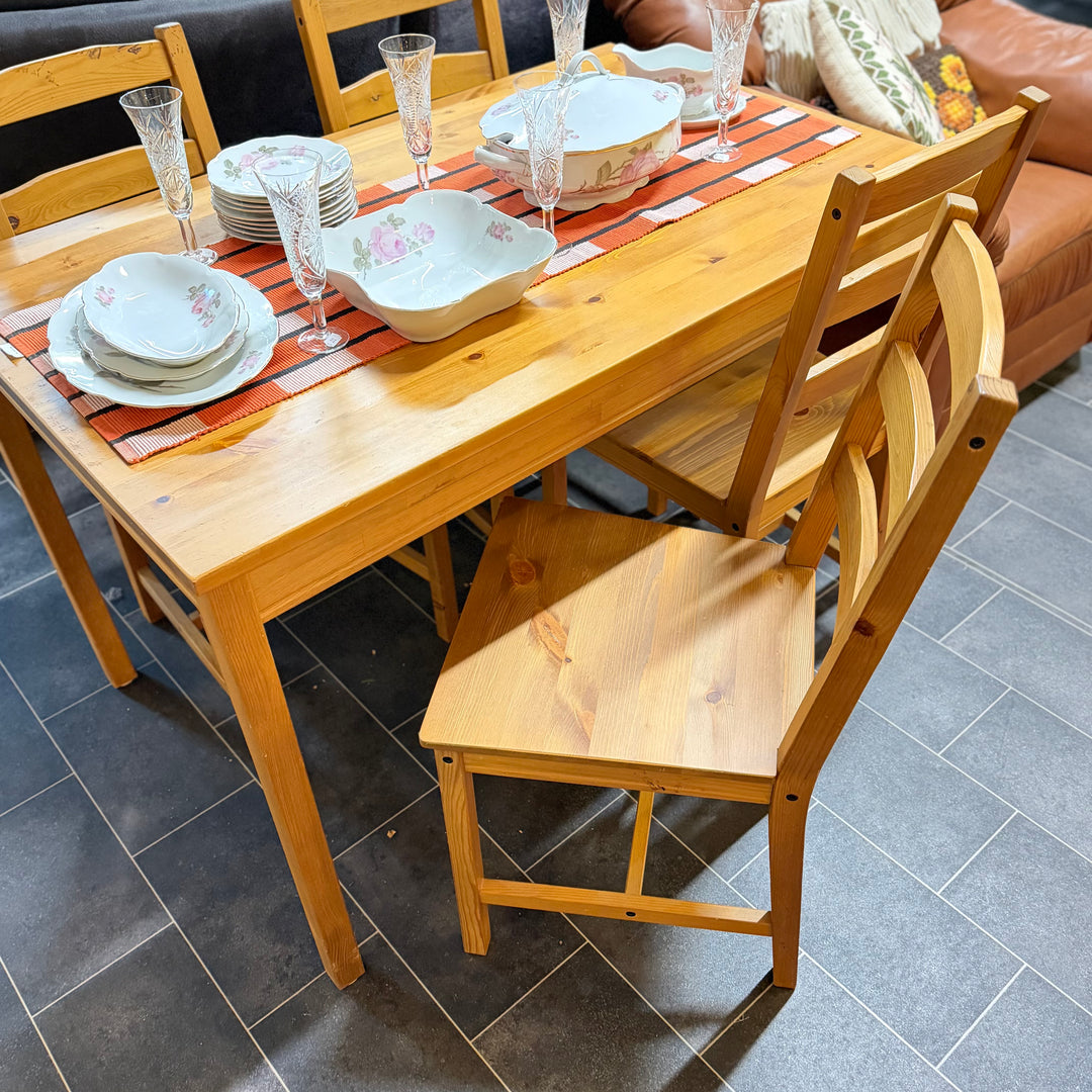 Klassisk matgrupp i massiv furu fyra stolar