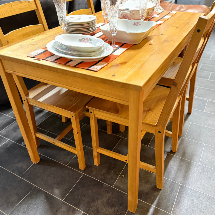 Klassisk matgrupp i massiv furu fyra stolar