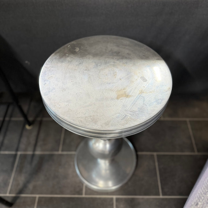 Runt modernt sidobord i silverfärgad metall