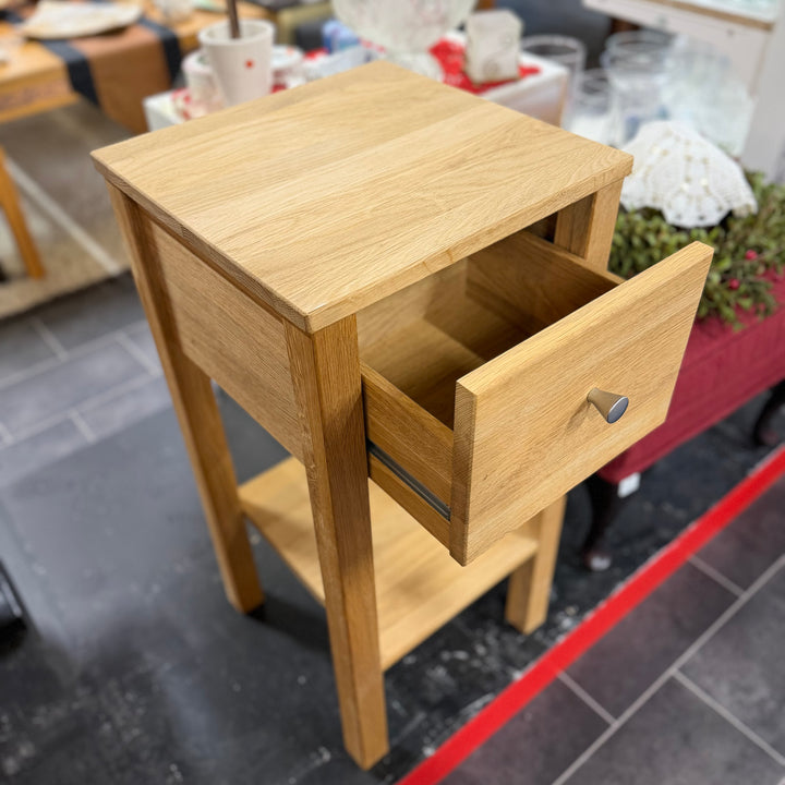 Stilrent litet trä sängbord med låda