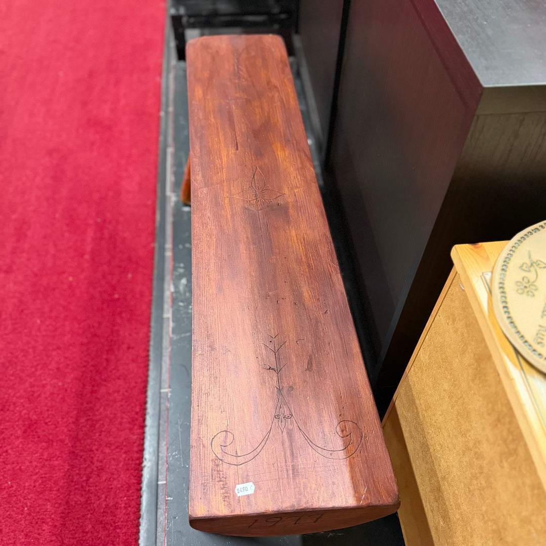 Rustik retro träbänk med inhugget mönster