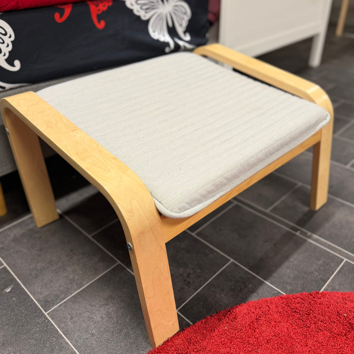 Stilren fotpall i ljus björk med grå dyna